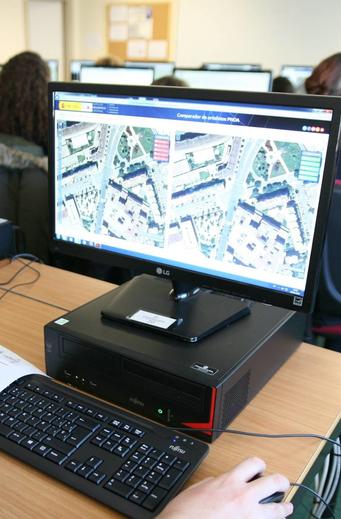 Alumno visualizando un mapa en un PC