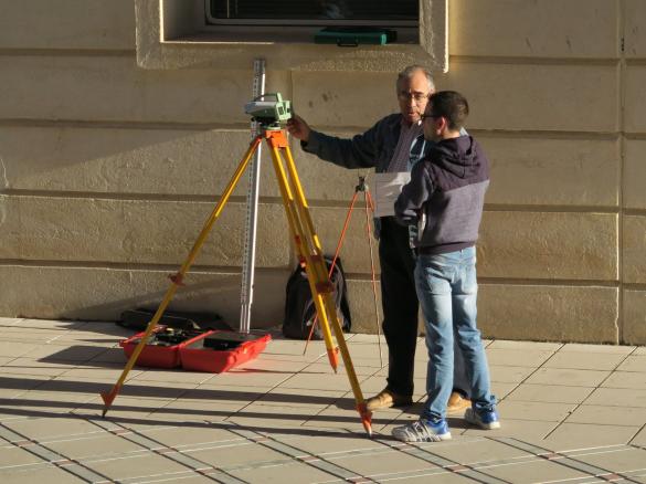 Profesor impartiendo prácticas con un nivel digital