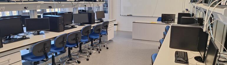 Zona de trabajo con equipamiento de red