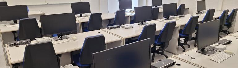 Zona de trabajo con equipos Mac