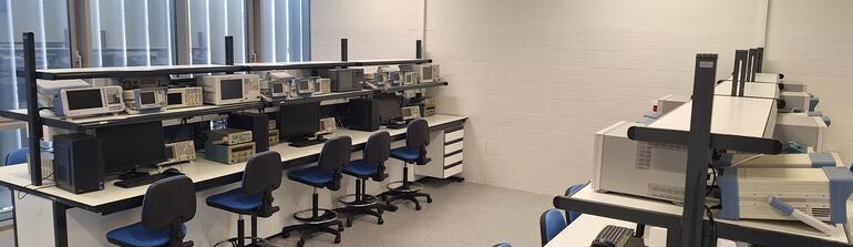 Zona de trabajo con equipamiento de medida y análisis de señales electromagnéticas