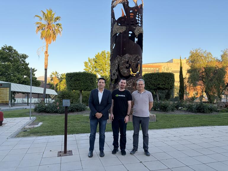 Germán Ros con Julio Guerrero y Juan Martínez, Vicerrector de Estrategia y Universidad Digital