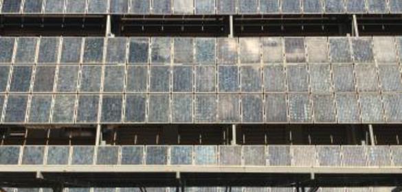 El edificio B5 es característico por tener paneles solares en una de sus caras orientada hacia el oeste.