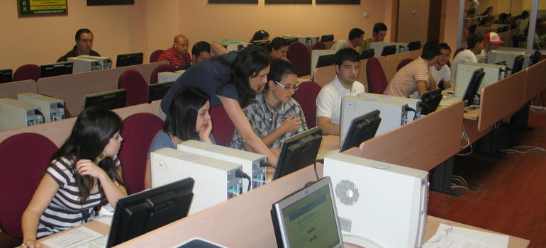 Alumnos en laboratorio informática