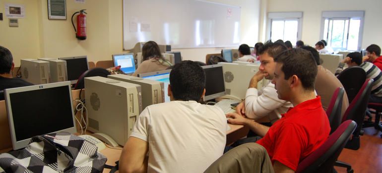 Alumnos en laboratorio de informática