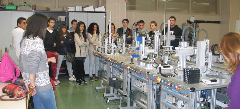 Alumnos en laboratorio