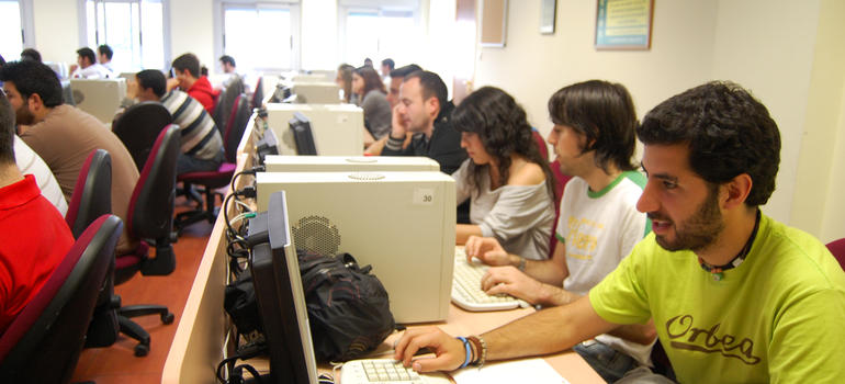 Alumnos en laboratorio informática