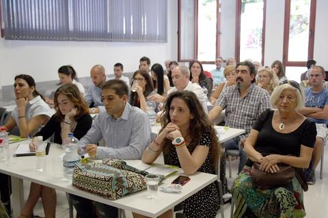 Estudiantes en el aula durante un curso de verano