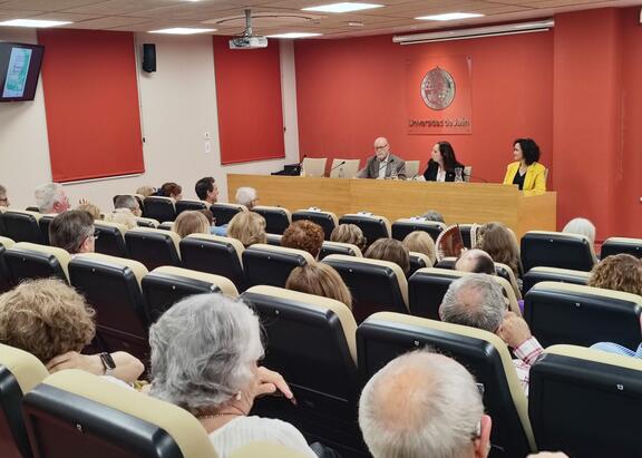 Marta Torres, Isabel Abad y el conferenciante Antonio Montilla, en el Salón de Grados 'Pascual Rivas' de la Antigua Escuela de Magisterio.