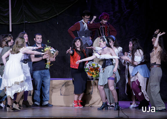 El grupo Mamadou Teatro, sobre el escenario del Aula Magna.