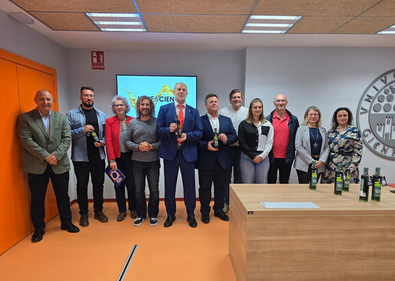 El Rector Nicolás Ruiz, José Gilabert y Julio A. Olivares, con los investigadores responsables de los proyectos.