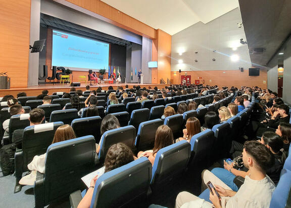 Alumnado extranjero en el Aula Magna, durante la celebración del Día Internacional de la UJA.