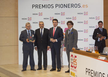Foto de entrega de reconocimiento a la UJA