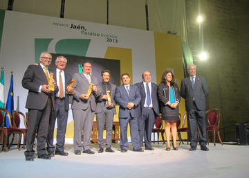 Galardonados y representantes institucionales.