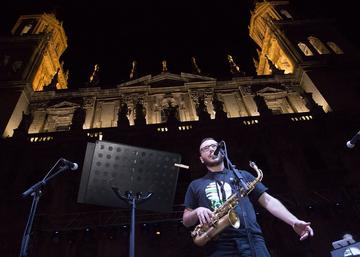 Actuación en la puerta de la Catedral. Foto Fernando Mármol