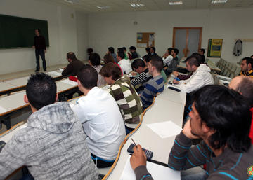 Noticia sobre la opinión de la UJA ante la supresión de las Becas Séneca