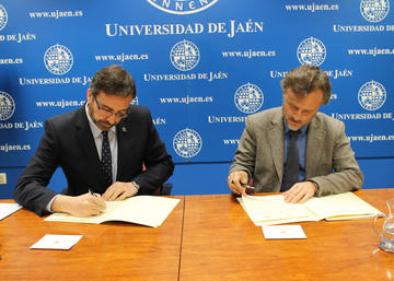 Momento de la firma del convenio.