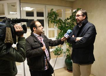 Juan Gómez, atendiendo a los medios de comunicación.