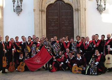 Foto de familia con los integrantes de la Tuna de Peritos.
