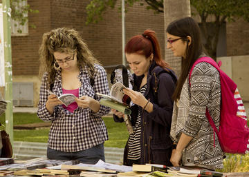 Estudiantes en la Feria del Libro de la UJA.