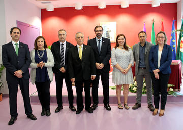Foto de familia del Rector con los Decanos, las Decanas y los Directores.