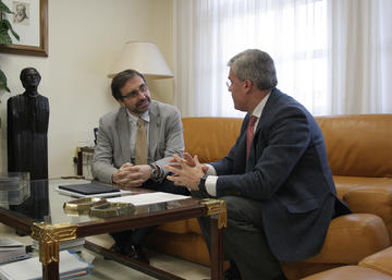 Un momento de la reunión, en el despacho del Rector.