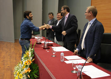 Entrega del premio al mejor Trabajo Fin de Máster.
