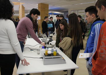 Alumnado, en uno de los stand de 'Encuentros UJA'.