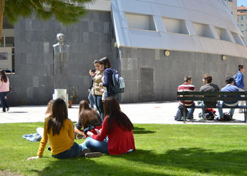 Alumnado en el Campus de Las Lagunillas.