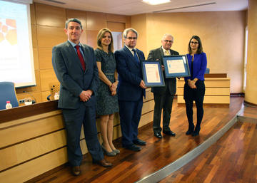 Entrega del reconocimiento.