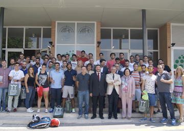 Fotografía de familia de premiados y representantes institucionales.