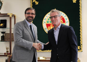 Responsables de ambas instituciones, tras la firma del convenio.
