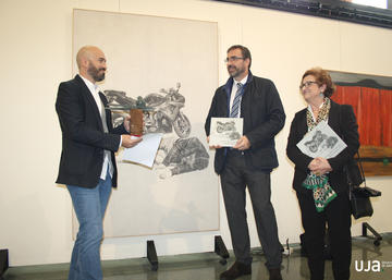 Entrega del premio al artista ganador.
