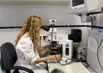Imagen de investigadora de la UJA en su laboratorio.