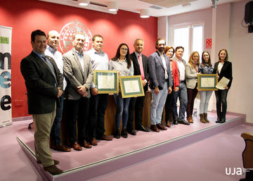 Foto de familia de representantes institucionales y galardonados.