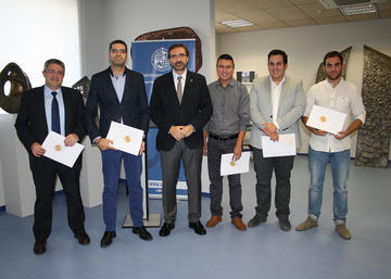 El Rector, junto a los responsables de las nuevas empresas instaladas.