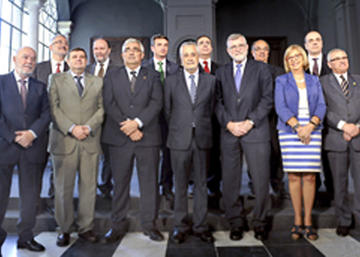 Foto de familia del presidente de la Junta con los Rectores.
