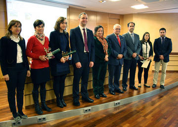 Foto de familia de premiados y representantes institucionales.