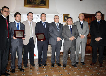 Galardonados con autoridades.