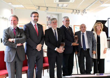 Galardonados junto a representantes institucionales.