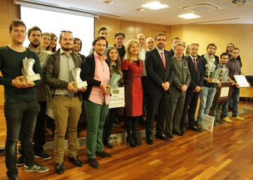 Foto de familia de galardonados y representantes institucionales.