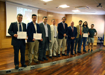 Foto de familia de premiados con representantes institucionales.