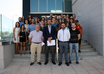Foto de familia con los estudiantes de California.