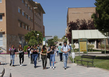 Estudiantes en el campus de la UJA