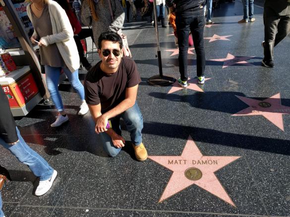 Ángel al lado de la placa de Matt Damond en Los Ángeles