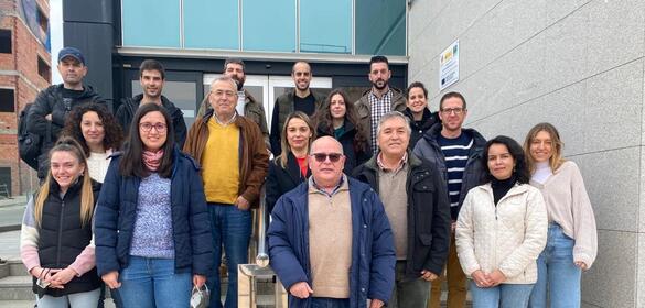 Grupo de personas posando en unas escaleras