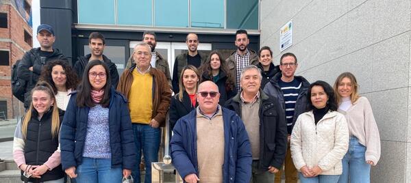 Grupo de personas posando en unas escaleras