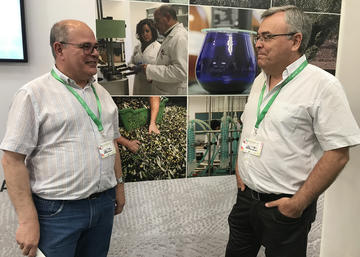 Los investigadores Manuel Moya y Francisco Espínola en el stand de la UJA en Exoliva 2019