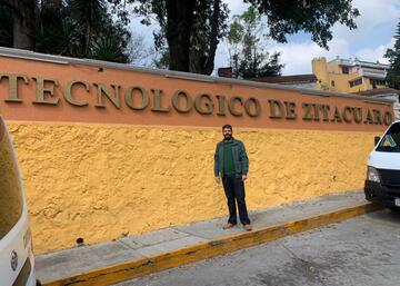 Hombre posando en centro tecnológico de Zitácuaro (México)