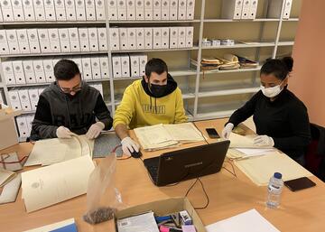  alumnos del en Master Estudios Avanzados en Patrimonio Cultural trabajando con documentos antiguos